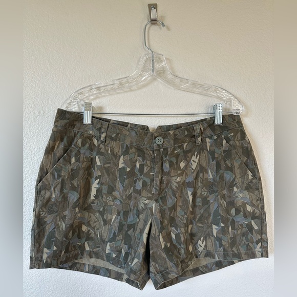 Columbia Sportswear Company Pants - Columbia Kenzie Cove Cypress Camo Leaf Shorts - Women’s 12